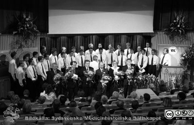 Fernsströmpristagare 1994
Lasarettsfotograferna i Lund, pärm Neg, 1994. 47. Studentsångarna i Lund under ledning av Jan-Åke Larsson hyllar mottagare av Fernströms pris till yngre forskare, Sven Bergström, Kristoffer Rubin, Tomas Olsson, Peter Strålfors, Pam Fredman, Anders Arner. Från negativ
Nyckelord: Lasarettet;Lund;Universitetssjukhuset;USiL;Utmärkelse;Forskning;Forskningens Dag;Pris;Pristagare;Yngre