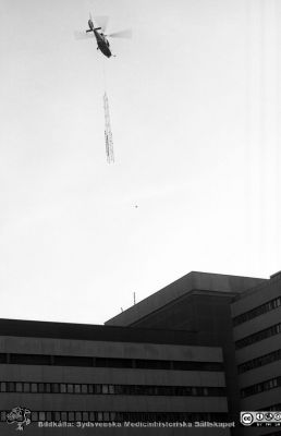 Uppsättning av antennmast
Pärm S/V Neg. 1995. 11. En antennmast från Telia sätts upp på centralblockets tak med hjälp av en helikopter, januari 1995. Från negativ.
Nyckelord: Lasarettet;Lund;Universitetssjukhuset;USiL;Telefon;Antenn;Centralblocket;Montering;Uppsättning