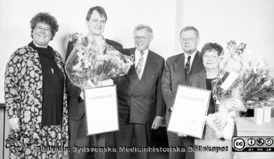 Ackreditering 1995
Pärm S/V Neg. 1995.	39. Ackreditering av kliniskt kemiska laboratoriet och blodcentralen. Foto 1995, rimligen i någon av föreläsningssalarna i centralblocket. Från vänster direktionens ordförande Britt-Marie Lundqvist; docent Göran Fex (klinisk kemist); dåvarande direktören på Swedac, Lars Ettarp; sjukhusdirektör Leif Granath, dåvarande chefsöverläkaren på Blodcentralen, Lisbeth Messeter. Rimligen sjukhusdirektionen som lyckönskar laboratorierna till ackreditering på Swedac. Färgfoto från samma tillfälle: USiLx-3477. Från negativ.
Nyckelord: Lasarett;Lund;Universitet;Universitetsklinik;USiL;Ackreditering;Direktion;Hämatologi;Kemi;Klinik;Blod;Blodcentral