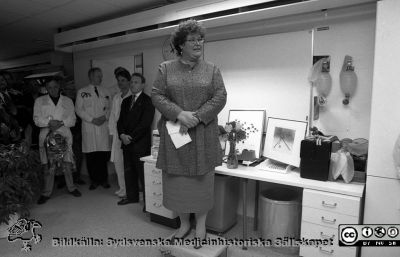 Invigning av ny angiografiverksamhet på röntgenavdelningen i Lund 1995
Lasarettsfotograferna i Lund,  pärm S/V Neg. 1995. 52. Sjukvårdsdistriktets ordförande Britt-Marie Lundqvist talar. Professsor Björn Jonson står i bakgrunden med en stor blomsterbukett. 19/5-95. Från negativ
Nyckelord: Lasarettet;Lund;Universitetssjukhuset;USiL;Invigning;Röntgen;Angiografi