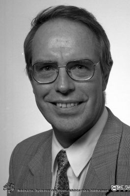 Professor Holger Pettersson, röntgenolog
Lasarettsfotograferna i Lund,  pärm S/V Neg. 1995. 66. Avdelningen för diagnostisk radiologi.  Från negativ.
Nyckelord: Lasarettet;Lund;Universitetssjukhuset;USiL;Röntgen;Rtg;Radiologi;Diagnostisk;Avdelning
