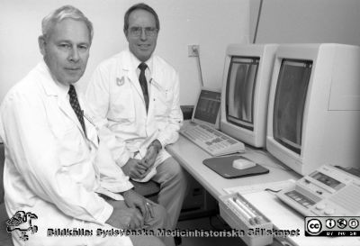 Två röntgenologer 1995
Lasarettsfotograferna i Lund,  pärm S/V Neg. 1995. 71. Chefsöverläkare docent Sven Laurin och professor Holger Pettersson, röntgendiagnostiska avdelningen. Från negativ.
Nyckelord: Lasarettet;Lund;Universitetssjukhuset;USiL;Radiologi;Rtg;Röntgen