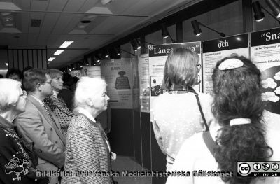 Forskningens Dag 1995
Lasarettsfotograferna i Lund,  pärm S/V Neg. 1995. 77. Forskningens dag, 95-11-01. Publiken beser utställningsskärmarna. Sveriges femte kvinnliga statsråd, förre landshövdingen Camilla Odhnoff i bildens mitt. Från negativ.
Nyckelord: Lasarettet;Lund;Universitetssjukhuset;USiL;Forskningens Dag;Utställning;Symposium;Konferens
