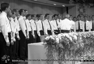 Forskningens Dag 1995
Lasarettsfotograferna i Lund,  pärm S/V Neg. 1995. 77. Forskningens dag, 95-11-01. Lunds studentsångförening med dirigenten Jan-Åke Larsson hyllar Fernströmpristagarna. Från negativ.

