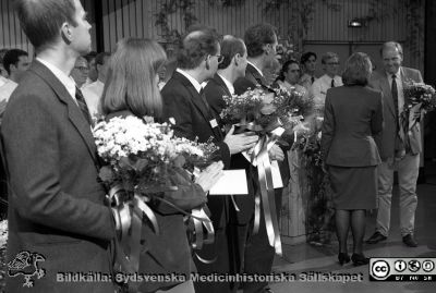 Forskningens Dag 1995
Lasarettsfotograferna i Lund,  pärm S/V Neg. 1995. 77. Forskningens dag, 95-11-01. De yngre mottagarna av Fernströmspris (från vänster Martin Gullberg, Lena Claesson-Welsh, Per-Olof Berggren, Thomas Skogh, Christer Betsholtz och Bo Åkerström) gratuleras av Elisabeth Edholm Fernström för sina insatser. Från negativ.
Nyckelord: Lasarettet;Lund;Universitetssjukhuset;USiL;Forskningens Dag;Utställning;Symposium;Konferens;Hyllning;Pristagare
