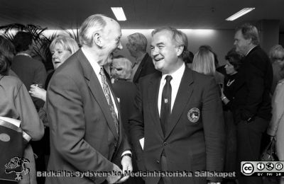 Forskningens Dag 1995
Lasarettsfotograferna i Lund,  pärm S/V Neg. 1995. 77. Forskningens dag, 95-11-01. Mecenaten direktör Gunnar Sandberg tillsammns med professorn i gynekologi, Nils-Otto Sjöberg i en paus i programmet. Från negativ.
Nyckelord: Lasarettet;Lund;Universitetssjukhuset;USiL;Forskningens Dag;Utställning;Symposium;Konferens;Information