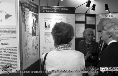Forskningens Dag 1995
Lasarettsfotograferna i Lund,  pärm S/V Neg. 1995. 77. Forskningens dag, 95-11-01. Besökare beser den vetenskapliga utställningen. Från negativ.
Nyckelord: Lasarettet;Lund;Universitetssjukhuset;USiL;Forskningens Dag;Utställning;Symposium;Konferens;Information