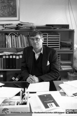 Karl Erik Andersson 1995, professor i klinisk farmakologi
Lasarettsfotograferna i Lund,  pärm S/V Neg. 1995. 81. Karl Erik Andersson, professor i klinisk farmakologi. Från negativ.
Nyckelord: Lasarettet;Lund;Universitetssjukhuset;USiL;Kliniskr;Farmakologiskt;Laboratorium