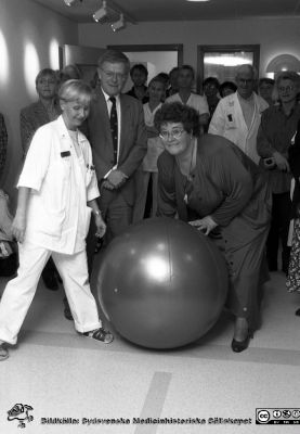 Invigning av en sjukgymnastiksal på ortopediska kliniken i Lund 1995 
Lasarettsfotograferna i Lund,  pärm S/V Neg. 1995. 87. Sjukvårdsdistriktets ordförande Britt-Marie Lundqvist rullar en stor s.k. medicinboll under överinseende av  sjukgymnast Marianne Persson och sjukhusdirektör Leif Granath. Från negativ.
Nyckelord: Lasarettet;Lund;Universitetssjukhuset;USiL;Ortopedisk;Klinik;Invigning