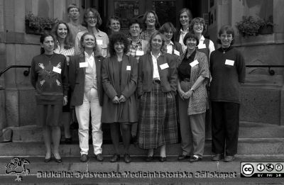 Chefsutvecklingskurs för kvinnliga läkare 1995
Lasarettsfotograferna i Lund,  pärm S/V Neg. 1995. 93. 
I första raden från vänster: Silva Schliamser (infektion), Maria Albertsson (onkologi), Lucyna Schalén (öron), Marianne Willén (urologi), Helene Almqvist (klinisk fysiologi), Marianne Malmström (distriktsläkare). 
I bakre raden: Evita Zoucas (kirurgi),  Eva-Cecilia Salomonsson (röntgen), Hanne Prytz (medicin), Helena Willén (patologi), Connie Jörgensen (kvinnokliniken), Elisabeth Bengtsson Stigmar (ögon), Pia Bjurefors-Petersson (distriktsläkare), Dagmar Westerling (anestesi), Ellen Vinge (klinisk farmakologi). Från negativ.
Nyckelord: Lasarettet;Lund;Universitetssjukhuset;USiL;Utbildning;Ledarskap;Chef;Kurs
