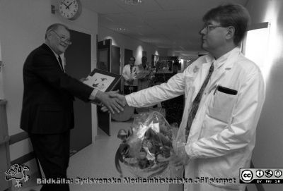 Torsten Engval lyckönskar Bertil Romner vid Invigningen på neurologiska intensivvårdsavdelningen (NIVA) 1996
Lasarettsfotograferna i Lund,  pärm S/V Neg. 1996. 7. Invigning på neurologiska intensivvårdsavdelningen (NIVA). 96. Neurokirurgen docent (senare professor) Bertil Romner gratuleras av landstingspolitikern och direktionsmedlemmen Torsten Engval. Från negativ.
Nyckelord: Lasarettet;Lund;Universitetssjukhuset;USiL;Neurokirurgisk;Neurologisk;Klinik;Intensivvård;Avdelning