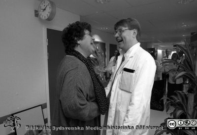 Invigning på neurologiska intensivvårdsavdelningen (NIVA) 1996
Lasarettsfotograferna i Lund,  pärm S/V Neg. 1996. 7. Invigning på neurologiska intensivvårdsavdelningen (NIVA). 96. Landstingspolitikern och direktionsordföranden Britt-Marie Lundqvist lyckönskar neurokirurgen docent (senare professor) Bertil Romner håller i. Från negativ.
Nyckelord: Lasarettet;Lund;Universitetssjukhuset;Lund;NIVA;Intensivvård;Neurologisk;Klinik;Avdelning;Neurokirurgisk