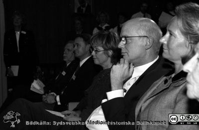 Ferströmspristagaren Johan Stenflo vid prisutdelningen 1996
Lasarettsfotograferna i Lund,  pärm  Sv/v Neg, 1996. 56, 96.Fernströmssymposium i aulan. Åhörare på främsta bänkraden. Från vänster Per Belfrage, Måns Magnusson, bibliotekarien fru Barbro Stenflo, Johan Stenflo, Elisabeth Fernström, 	Från negativ.
Nyckelord: Lasarettet;Lund;Forskning;Forskningens Dag;Universitetssjukhuset;USiL;Möte;Symposium