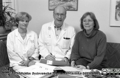 Överläkare Per-Gunnar Nilsson och medarbetare, medicinska kliniken avdelning 4
Lasarettsfotograferna i Lund,  pärm  Sv/v Neg, 1997. 7, 97. Från negativ.
Nyckelord: Lasarettet;Lund;Universitetssjukhuset;USiL;Medicinsk;Klinik;Avdelning