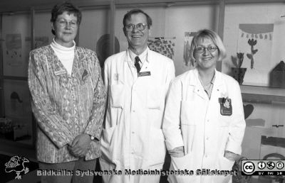 Docent Gösta Blennow och medarbetare på barnkliniken i Lund
Lasarettsfotograferna i Lund,  pärm  Sv/v Neg, 1997. 9, 97. Till vänster i bilden psykologen Christina Bergman och till höger barnsjuksköterskan Eva Dehlin. Från negativ.
Nyckelord: Lasarettet;Lund;Universitetssjukhuset;USiL;Pediatrisk;Klinik;Barn;Epilepsi