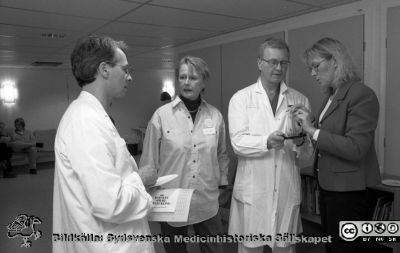 Öppet hus, öronklinikens hörselvård1997
Lasarettsfotograferna i Lund,  pärm  Sv/v Neg, 1997. 6, 97. 97-02-12. Från vänster öronläkare docent Johan Wennerberg, cheflogoped Kjerstin Becker, öronläkare docent Ulf Mercke samt Ann-Britt Åkerlund. Från negativ.
Nyckelord: Lund;Lasarettet;USiL;Universitetssjukhuset;Öron;ÖNH;Öron-näsa-hals;Klinik;Audiologisk;Logopedisk