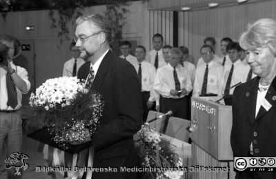 Forskningens dag 971105
Lasarettsfotograferna i Lund,  pärm  Sv/v Neg, 1997. 31, 97. Professor Arne Holmgren tar emot Ferströms Nordiska Pris. Fernströmsstiftelsens kanslichef Ingegärd Lindqvist längst till höger. Lunds studentsångare under Jan-Åke Larsson i bakgrunden. Från negativ.
Nyckelord: Lasarettet;Lund;Universitetssjukhuset;USiL;Forskningens Dag;Pristagare;Fernström;Nordiska