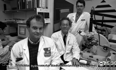 Forskare på genetiska kliniken
Lasarettsfotograferna i Lund,  pärm  Sv/v Neg, 1997. 33, 97. I förgrunden, från vänster Fredrik Mertens, professor Felix Mitelman och Bertil Johansson. Från negativ.
Nyckelord: Lasarettet;Lund;Universitetssjukhuset;USiL;Forskare;Laboratorium;Genetiska;Kliniken;Klinisk;Genetik