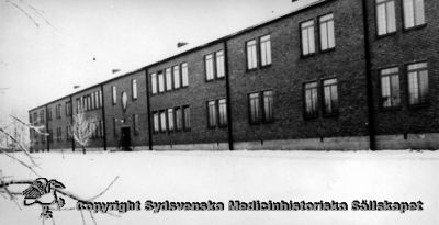 Kvinnopaviljong på Vipeholms sjukhus en snövinter
Vipeholm exteriört. Kvinnopaviljong. Vinterbild, 1960-tal? 1940-tal?? Suddigt, reprofoto? Omonterat
Nyckelord: Vipeholm;Exteriört;Kapsel 15;Omonterat;1940-tal;1960-tal