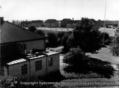 Vipeholms sjukhus. Utsikt över administrationsbyggnaden, västerut mot Lund.
Vipeholm exteriört. Utsikt västerut, mot Lund. Motorvägen förefaller vara byggd, d v s fotot är taget tidigast i mitten på 1950-talet. Foto Omonterat
Nyckelord: Kapsel 15;Foto;Foto;Vipeholm;Exteriört