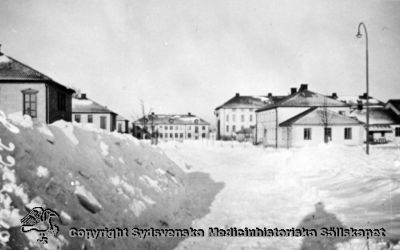 Snövinter på Vipeholm.
Vipeholm exteriört. Administrationsbyggnaden i fonden. Träden är ännu små. Kanske från någon av snövintrarna i början av 1940-talet. Foto Omonterat
Nyckelord: Omonterat;Vinterbild;Administration;Västerifrån;Foto;Vipeholm;1940-talet;Kapsel 15