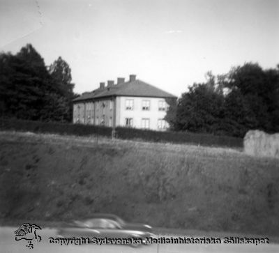 Personalbostäder i sydvästra sjukhusområdet, efter motorvägsbygget
Vipeholm exteriört, personalbostäder nära överläkarvillan. Motorvägen vid Vipeholm har byggts. Foto efter mitten på 1950-talet.
Nyckelord: Kapsel 15;Personalbostäder;Foto;Omonterat;Exteriört;Motorvägen