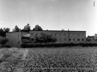 Kvinnopaviljong med tillbyggnad mot söder (åt vänster i bilden)
Vipeholm exteriört. Kvinnopaviljong med tillbyggnad Foto rimligen i mitten på 1900-talet. Omonterat
Nyckelord: Vipeholm;Kapsel 15;Foto;Omonterat;Exteriört;Kvinnopaviljong;Tillbyggnad