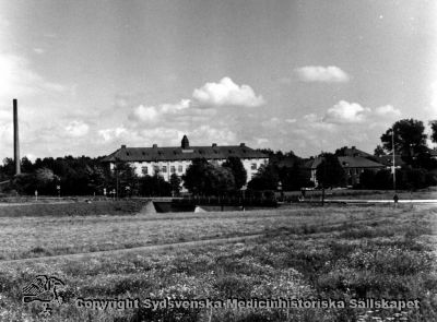Vipeholms sjukhus från väster efter mitten på 1950-talet
Vipeholm exteriört. Vy från väster. Motorvägen är byggd, dvs fotot är taget efter mitten på 1950-talet. Foto Omonterat
Nyckelord: Vipeholm;Exteriört;Motorväg;Kapsel 15;Foto;Omonterat