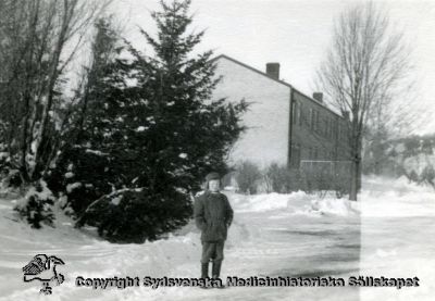 Vinterbild, Vipeholms sjukhus. Kennert Mattsson?
Vipeholm exteriört. Kennert Mattsson? Vinter. Foto Omonterat
Nyckelord: Vipeholm;Exteriört;Vinter;Kennert;Mattson