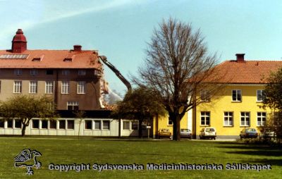 En gammal paviljong rivs år 1980
Vipeholm exteriört. Paviljong A rivs år 1980. Foto, omonterat
Nyckelord: Vipeholm;Paviljong;Rivning;Kapsel 15;Foto;Omonterat