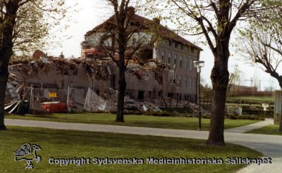 En gammal paviljong rivs år 1980
Vipeholm exteriört. Paviljong rivs år 1980. Foto, omonterat
Nyckelord: Vipeholm;Paviljong;Rivning;Exteriört;Paviljong;Kapsel 15;Foto;Omonterat