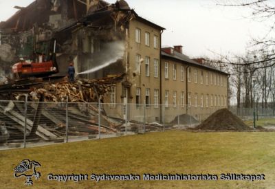 En gammal paviljong rivs år 1980
Vipeholm exteriört. Paviljong B (?) rivs år 1980. Foto, omonterat
Nyckelord: Vipeholm;Exteriört;Rivning;Paviljong;Foto;Omonterat;Kapsel 15;1980