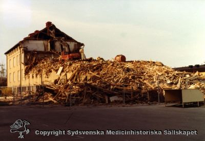 En gammal paviljong rivs år 1980
Vipeholm exteriört. Paviljong A rivs år 1980. Foto, omonterat
Nyckelord: Vipeholm;Exteriört;Paviljong;Rivning;Foto;Omonterat;Kapsel 15;1980