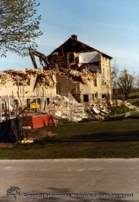 En gammal paviljong rivs år 1980
Vipeholm exteriört. Paviljong A rivs år 1980. Foto, omonterat
Nyckelord: Vipeholm;Exteriört;Paviljong;Rivning;Foto;Omonterat;Kapsel 15;1980