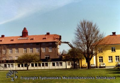 En gammal paviljong rivs år 1980
Vipeholm exteriört. Paviljong A rivs år 1980. Foto, omonterat
Nyckelord: Vipeholm;Exteriört;Rivning;Paviljong;Foto;Omonterat;Kapsel 15;1980