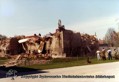 En gammal paviljong rivs år 1980
Vipeholm exteriört. Paviljong A rivs år 1980. Foto, omonterat
Nyckelord: Vipeholm;Exteriört;Paviljong;Foto;Rivning;Omonterat;Kapsel 15;1980