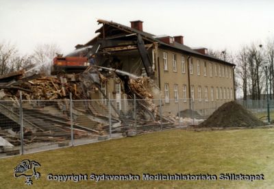 En gammal paviljong rivs år 1980
Vipeholm exteriört. Paviljong B (?) rivs år 1980. Foto, omonterat
Nyckelord: Vipeholm;Exteriört;Paviljong;Rivning;Foto;Omonterat;Kapsel 15;1980