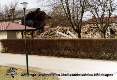 En gammal paviljong rivs år 1980
Vipeholm exteriört. Paviljong A rivs år 1980. Foto, omonterat
Nyckelord: Vipeholm;Exteriört;Rivning;Foto;Omonterat;Kapsel 15;1980