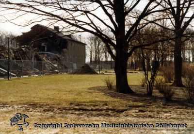 En gammal paviljong rivs år 1980
Vipeholm exteriört. Paviljong B (?) rivs år 1980. Foto, omonterat
Nyckelord: Vipeholm;Exteriört;Paviljong;Rivning;Foto;Omonterat;Kapsel 15;1980