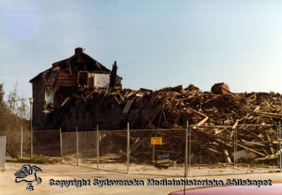 En gammal paviljong rivs år 1980
Vipeholm exteriört. Paviljong A rivs år 1980. Foto, omonterat
Nyckelord: Vipeholm;Exteriört;Paviljong;Rivning;Foto;Omonterat;Kapsel 15;1980