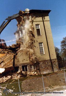 En gammal paviljong rivs år 1980
Vipeholm exteriört. Rivning av paviljong A 1980. Foto Omonterat
Nyckelord: Vipeholm;Exteriört;Paviljong;Rivning;Foto;Omonterat;Kapsel 15;1980