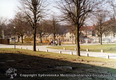 En gammal paviljong rivs år 1980
Vipeholm exteriört. Paviljong rivs år 1980. Foto, omonterat
Nyckelord: Vipeholm;Exteriört;Paviljong;Rivning;Foto;Omonterat;Kapsel 15;1980