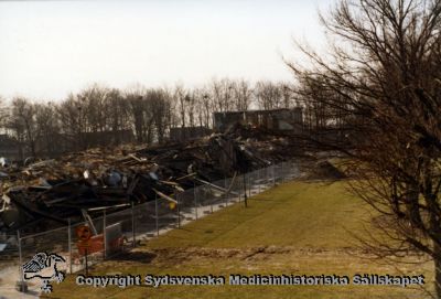 En gammal paviljong är riven år 1980
Vipeholm exteriört. Paviljong riven år 1980. Foto, omonterat
Nyckelord: Vipeholm;Exteriört;Paviljong;Rivning;Foto;Omonterat;Kapsel 15;1980