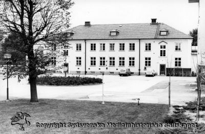 Administrationsbyggnaden på Vipeholms sjukhus, fasad åt öster
Vipeholm exteriört. Foto i mitten av 1900-talet. Trafikskylten visar att högertrafik har införts, så bilden är tagen tidigast den 3 september 1967 då högertrafik infördes. Omonterat
Nyckelord: Administration;Vipeholm;Kapsel 15;Exteriört;Foto;Omonterat