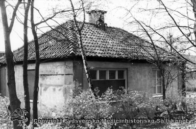 Vipeholms sjukhus. Uthus.
Vipeholm exteriört. Uthus med okänd funktion, möjligen det som ursprungligen kallades kapell. Det var ett kombinerat bårhus och kapell, byggt 1936. Foto, omonterat
Nyckelord: Vipeholm;Exteriårt;Uthus;Kapell;Bårhus;Kapsel 15;Foto;Omonterat