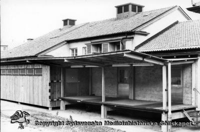 Vipeholms sjukhus, varuintag vid ekonomibyggnad
Vipeholm exteriört. Lastbrygga vid ekonomibyggnad (troligen köket). Skylt på den högra dörren: "Endast bröd". Foto, omonterat
Nyckelord: Vipeholm;Lastbrygga;Varuintag;Kök;Exteriört;Kapsel 15;Foto;Omonterat