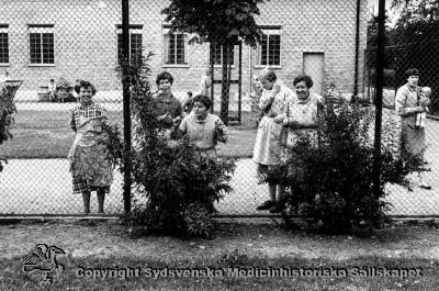 Kvinnor instängda på promenadgård på Vipeholms sjukhus, 1953
Vipeholm. SE-reportage, 1953. Foto Omonterat
Nyckelord: Vipeholm;Se-reportage;Se;Reportage;Kvinnlig;Kvinnor;Foto;Omonterat;Exteriört;Patienter;Kapsel 15;1953