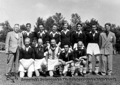 Fotbollslaget i Vipeholms idrottsklubb 1953
Foto Omonterat
Nyckelord: Vipeholm;Kapsel 15;Foto;Omonterat;Idrott;Idrottsklubb;Fotboll;1953