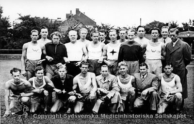 Vipeholms idrottsklubb i friidrottskamp med lag från St Lars i Lund och St Maria i Helsingborg
Vipeholm Idrottsklubb 1 o. 2. Friidrott i Helsingborg på 1940-talet, S:ta  Maria-S:t Lars-Vipeholm. Uppe fr. vänster: nr. 1. Tage Sund, nr 8. (m. stjärna) Folke Landqvist (duktig spjutkastare), nr. 12. Carl Björk? . Nere fr. vänster: Nr. 1. Sten Pettersson. Originalfoto Omonterat
Nyckelord: Vipeholm;Idrottsklubb;Friidrott;Helsingborg;S:ta;Maria;S:t Lars;Vipeholm;Tage;Sund;Folke;Landqvist;Carl;Björk;Sten;Pettersson;Reprofoto;Omonterat;Kapsel 15