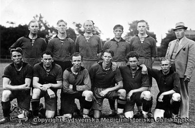 Vipeholms sjukhus' första fotbollslag 1937
Överst fr. vänster: Axel Skoog, Tage Ågren, Ove Scharffenberg, ? , Harry Karlsson, Carl Johnsson (lagledare) . Underst fr. vänster: Göte Nilsson, Nils Bergkvist, Lars Ekvall, Allan Rosberg, Tore Andersson (Bojes bror) , ? .  Publicerad på sid 48 i Carlén-Nilsson C, Holmér U (1998) Röster från Vipeholm. pp. 1-127 Stiftelsen medicinhistoriska museerna i Lund och Helsingborg, Lund. Foto Omonterat 
Nyckelord: Vipeholm;Idrottsklubb;Premiärelvan;Axel;Skoog;Tage;Ågren;Ove;Scharffenberg;Harry;Karlsson;Carl;Johnsson;lagledare;GÃ¶te;Nilsson;Nils;Bergkvist;Lars;Ekvall;Allan;Rosberg;Tore;Andersson;Reprofoto;Omonterat;Kapsel 15